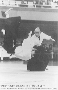 Deuxième Doshu Kisshomaru Ueshiba et Doshu Moriteru Ueshiba